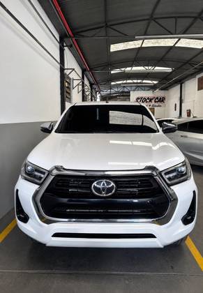 TOYOTA HILUX 2.8 D-4D TURBO DIESEL CD SRV 4X4 AUTOMÁTICO TOYOTA HILUX 2.8 D-4D TURBO DIESEL CD SRV 4X4 AUTOMÁTICO